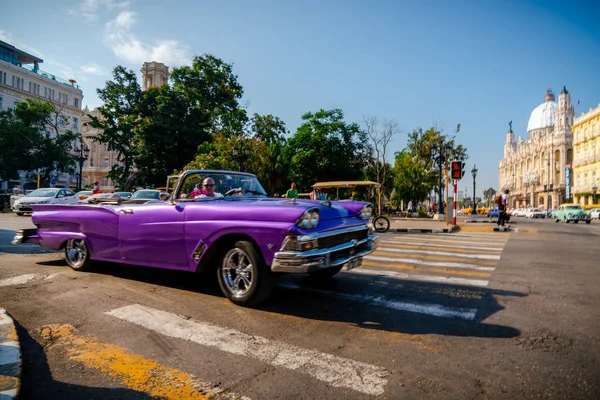 Retro autó taxival a turisták Havannában Kuba — Stock Fotó