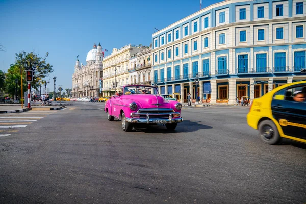 Retro samochód jako Taksówka z turystami w Hawanie Kuba — Zdjęcie stockowe