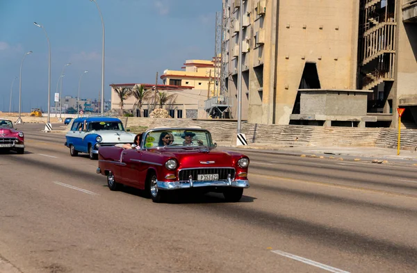 Vůz retro taxi s turisty v Havaně na Kubě — Stock fotografie