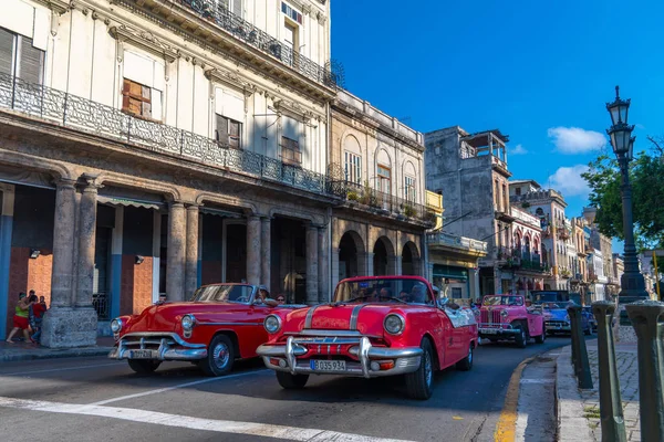 Coche retro como taxi con turistas en La Habana Cuba — Foto de Stock