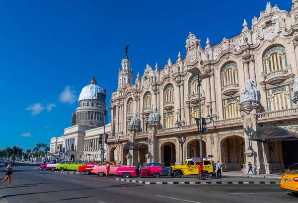 Retro bilar som taxi med turister i Havanna Kuba — Stockfoto