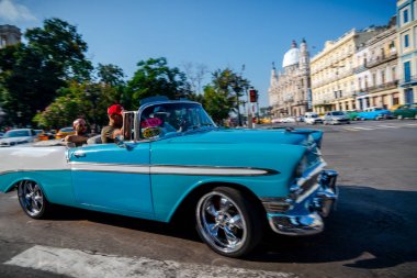 Havana Küba 'da turistler ile taksi olarak Retro araba