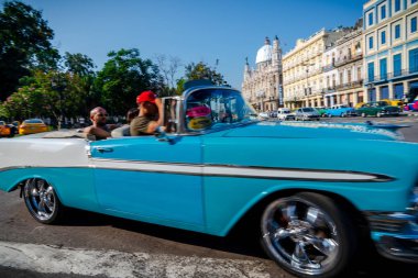 Havana Küba 'da turistler ile taksi olarak Retro araba