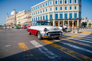 Havana Küba 'da turistler ile taksi olarak Retro araba