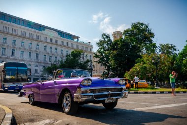 Havana Küba 'da turistler için taksi olarak Retro araba 