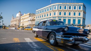 Havana Küba 'da turistler ile taksi olarak Retro araba