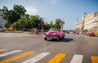 Havana Küba 'da turistler ile taksi olarak Retro araba