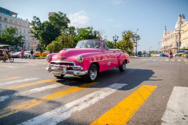 Havana Küba 'da turistler ile taksi olarak Retro araba