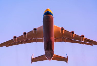 Antonov An-225 Mriya uçak Gostomel airpor havalanıyor