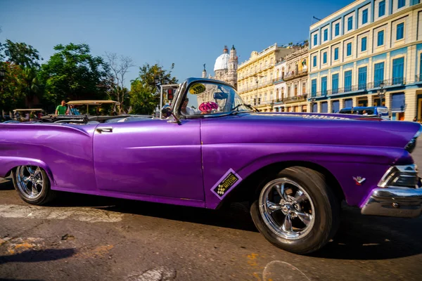 Retro samochód jako taksówka dla turystów w Hawanie Kuba — Zdjęcie stockowe