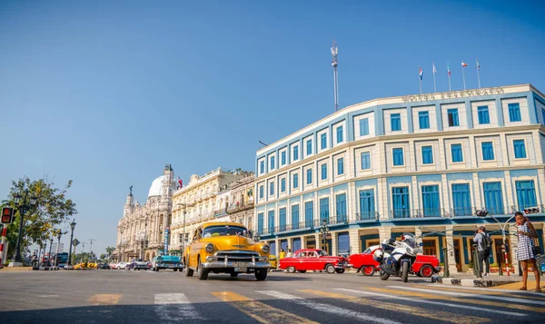 Gran Teatro de La Habana, El Capitolio és retro autók Havannában — Stock Fotó