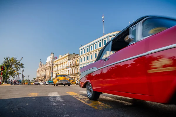 Gran Teatro de La Habana, El Capitolio i samochody retro w Hawanie — Zdjęcie stockowe