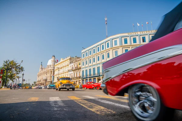 Gran Teatro de La Habana, El Capitolio i samochody retro w Hawanie — Zdjęcie stockowe