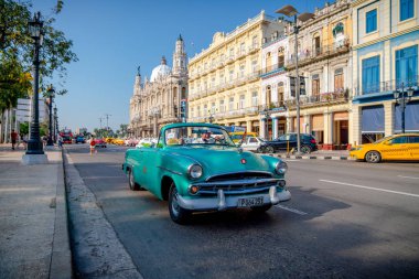 Havana Küba 'da turistler ile taksi olarak Retro araba