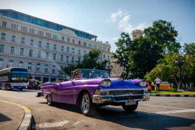 Havana Küba 'da turistler için taksi olarak Retro araba 