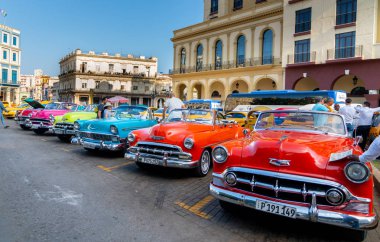 Havana Küba 'da turistler için taksi olarak Retro araba