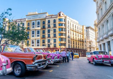 Havana Küba 'da turistler için taksi olarak Retro araba