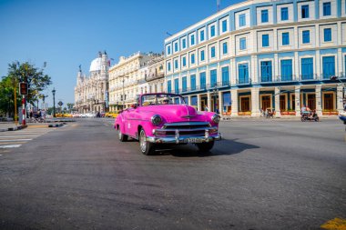 Havana Küba 'da turistler ile taksi olarak Retro araba
