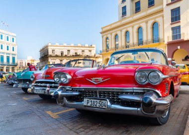 Havana Küba 'da turistler için taksi olarak Retro araba