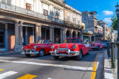 Havana Küba 'da turistler ile taksi olarak Retro araba