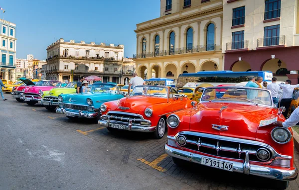 Ρετρό αυτοκίνητο ως ταξί για τους τουρίστες στην Αβάνα Κούβα — Φωτογραφία Αρχείου
