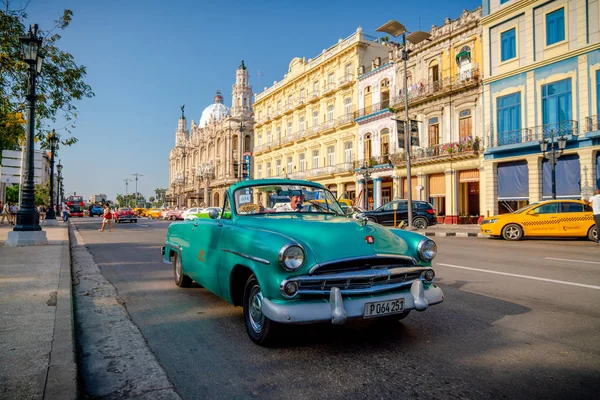 Retro bil som taxi med turister i Havanna Kuba — Stockfoto