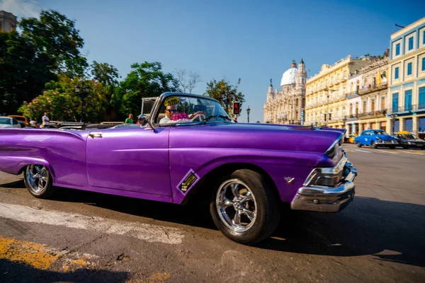 复古汽车作为出租车游客在哈瓦那古巴 — 图库照片