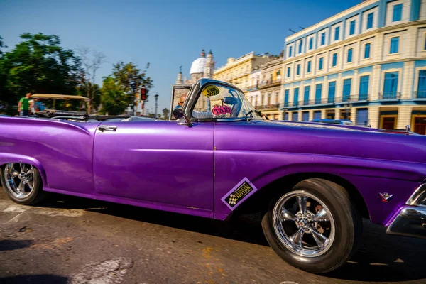 Auto retrò come taxi per i turisti a L'Avana Cuba — Foto Stock