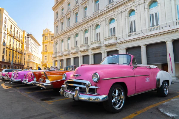 Retro auto jako taxi pro turisty v Havaně na Kubě — Stock fotografie