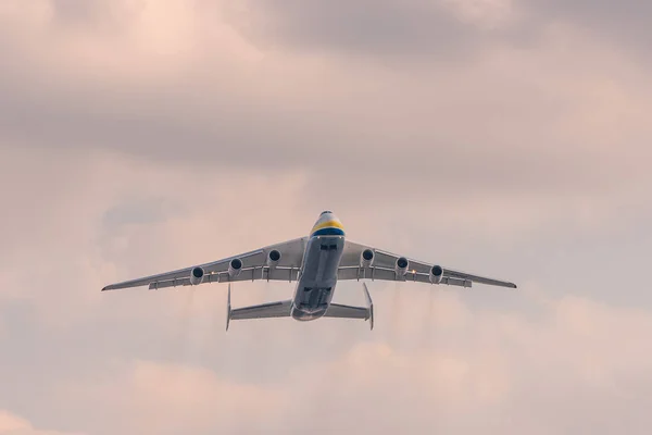Самолет Ан-225 "Мрия" взлетает с аэродрома Гостомель — стоковое фото