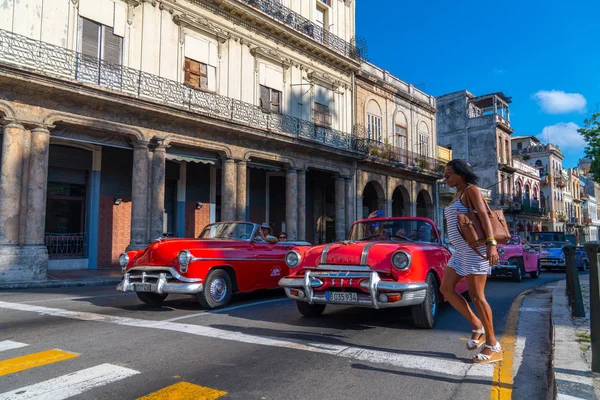 Coche retro como taxi con turistas en La Habana Cuba — Foto de Stock