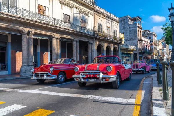 Retro car as taxi with tourists in Havana Cuba — Stock Photo, Image