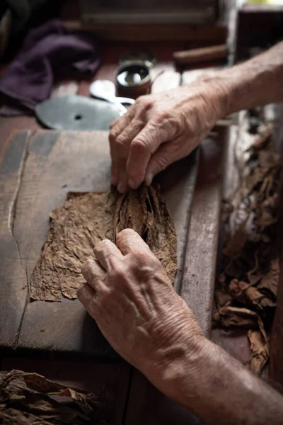 Πούρα που κυλώντας ή φτιάχνοντας με τορσένεια στην Κούβα — Φωτογραφία Αρχείου