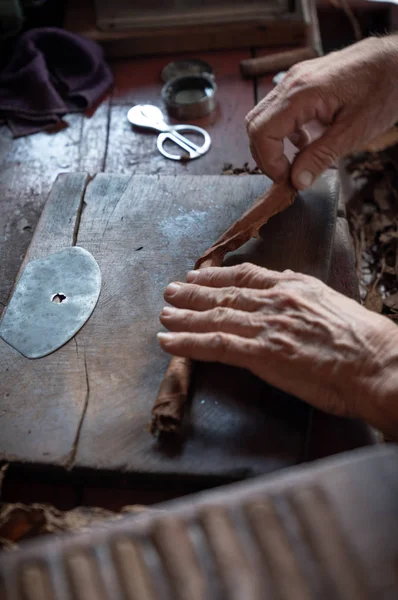 Zigarrenrollen oder Herstellung durch Torcedor in Kuba — Stockfoto