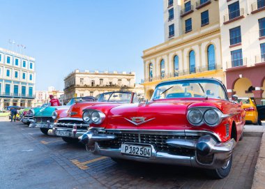 Havana Küba 'da turistler için taksi olarak Retro araba