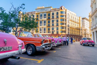 Havana Küba 'da turistler için taksi olarak Retro araba