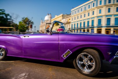 Havana Küba 'da turistler için taksi olarak Retro araba 