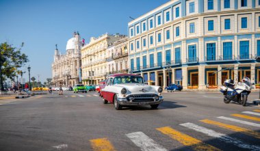 Havana Küba 'da turistler ile taksi olarak Retro araba