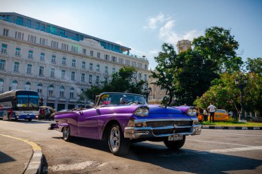 Havana Küba 'da turistler için taksi olarak Retro araba 