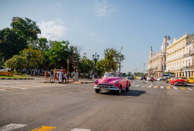 Havana Küba 'da turistler ile taksi olarak Retro araba