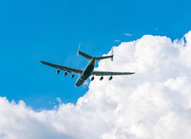 Antonov An-225 Mriya uçak Gostomel airpor havalanıyor