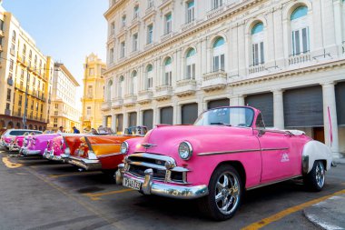 Havana Küba 'da turistler için taksi olarak Retro araba