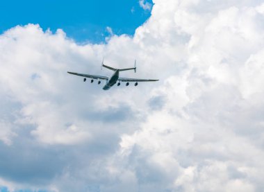 Antonov An-225 Mriya uçak Gostomel airpor havalanıyor