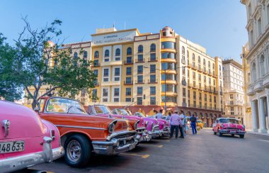 Havana Küba 'da turistler için taksi olarak Retro araba