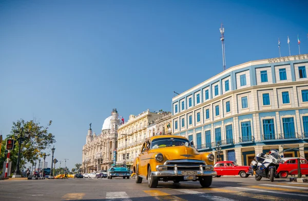 Gran Teatro de La Habana, El Capitolio och retrobilar i Havanna — Stockfoto