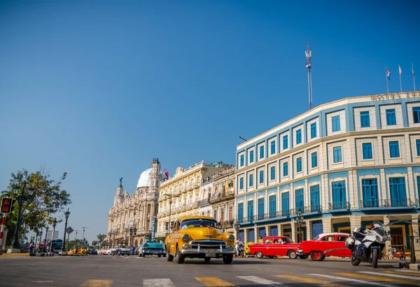 Gran Teatro de La Habana, El Capitolio και ρετρό αυτοκίνητα στην Αβάνα — Φωτογραφία Αρχείου