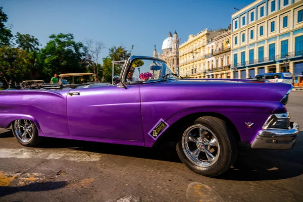 Retro car sebagai taksi untuk turis di Havana Cuba — Stok Foto