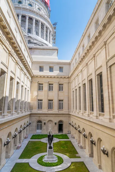 El Capitolio, or National Capitol Building courtyard in Havana — Stock Photo, Image