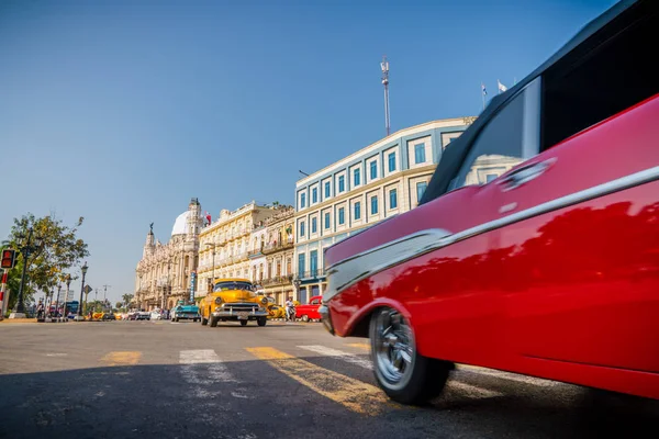 Gran Teatro de La Habana, El Capitolio és retro autók Havannában — Stock Fotó