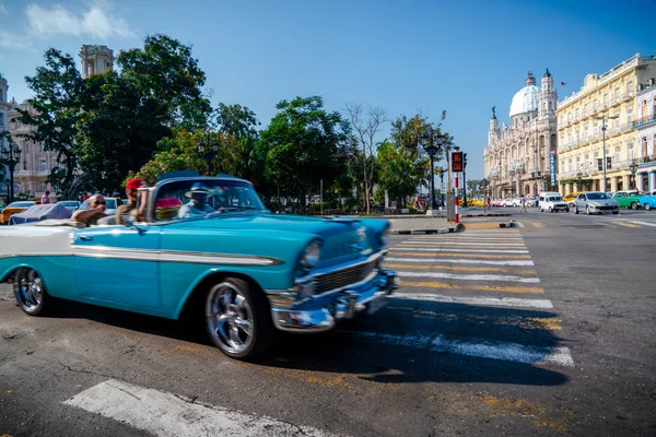 Havana 'da Gran Teatro de La Havana, El Capitolio ve retro arabalar — Stok fotoğraf